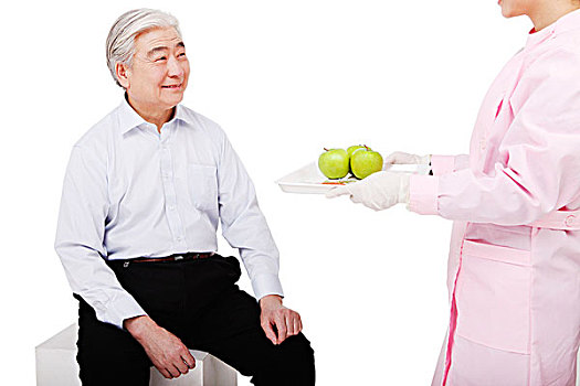 护士给病人送水果