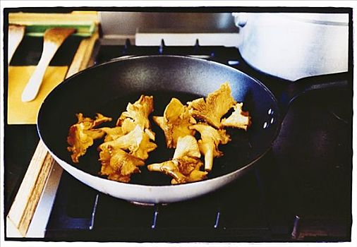 鸡油菌,煎锅