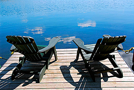 两个,躺椅,木椅,码头,面对,蓝湖,云,反射