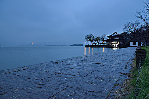 雨雾夜西湖