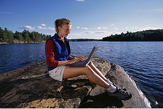 坐,女人,岩石上,湖,使用笔记本,电脑,安大略省,加拿大