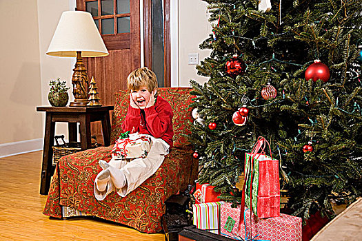 兴奋,小男孩,礼物,圣诞树