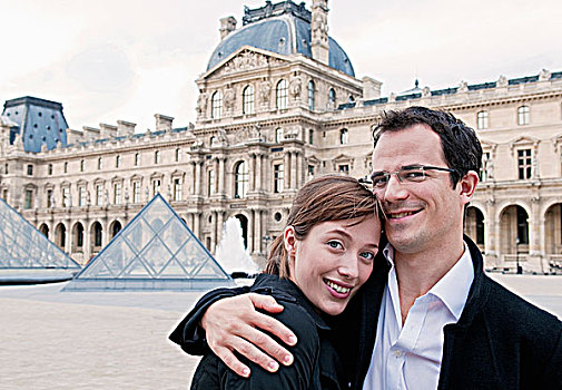 幸福伴侣,搂抱,户外,卢浮宫