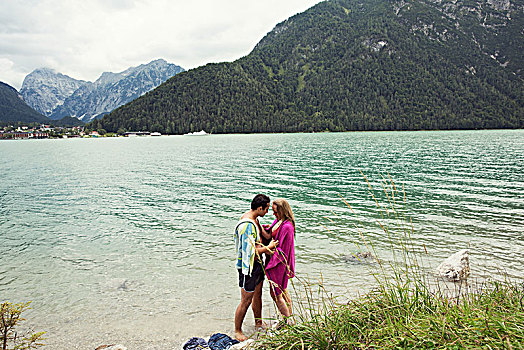 情侣,包着,毛巾,阿亨湖地区,因斯布鲁克,奥地利,欧洲