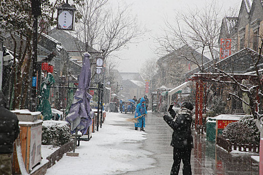 山东省日照市,游客踏雪逛美食街,感受不一样的元宵佳节