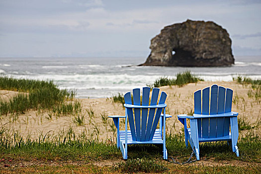两个,蓝色,宽木躺椅,草,海滩,岩石构造,海洋,俄勒冈,美国
