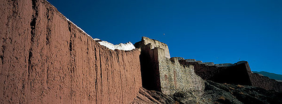 西藏日喀则白居寺围墙遗址
