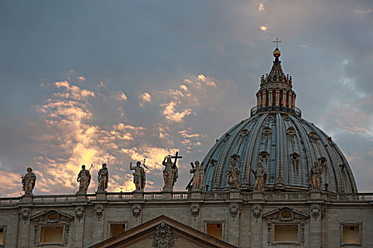 梵蒂冈圣彼得大教堂楼顶雕塑与圆顶