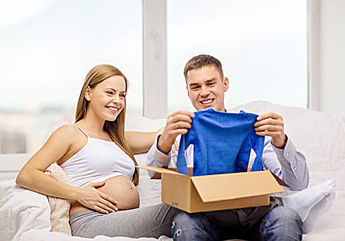 怀孕,柱子,递送,亲子,概念,幸福之家,期待,孩子,坐,沙发,打开,包裹,盒子,蓝色,开襟羊毛衫