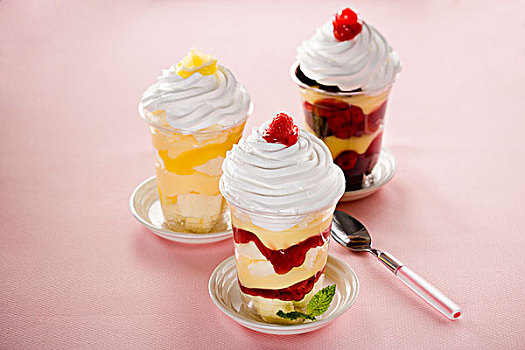 三个,冰淇淋蛋糕,柠檬,樱桃,树莓