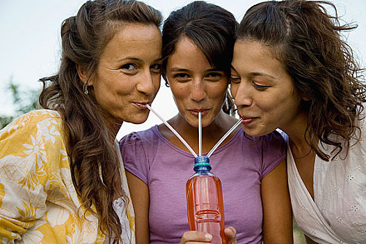 三个女人,喝,吸管,瓶子