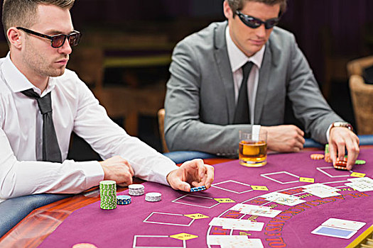 男人,坐,桌子,穿,墨镜,放置,赌博