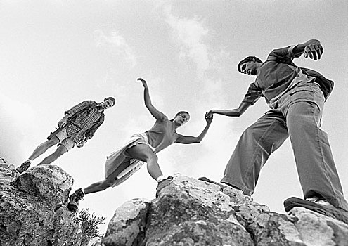 三个,年轻人,攀登,岩石上,女人,仰视