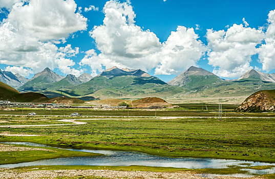 蓝天白云下的草原山脉和高原牧场,中国西藏