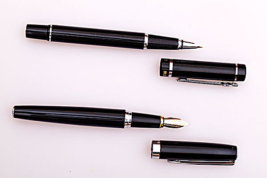 两支新钢笔的特写