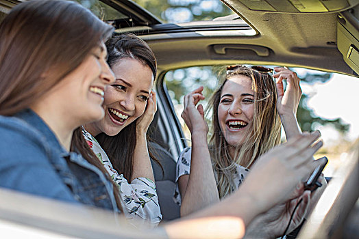 三个女人,年轻,汽车,笑