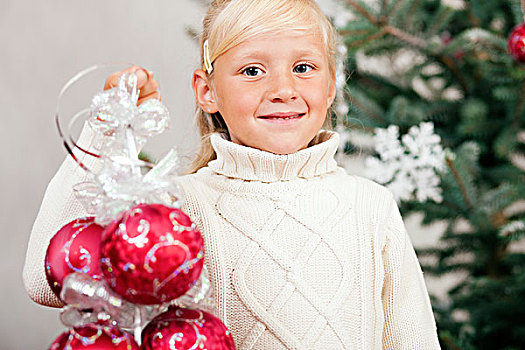 女孩,帮助,装饰,圣诞树,拿着,圣诞节饰物,手