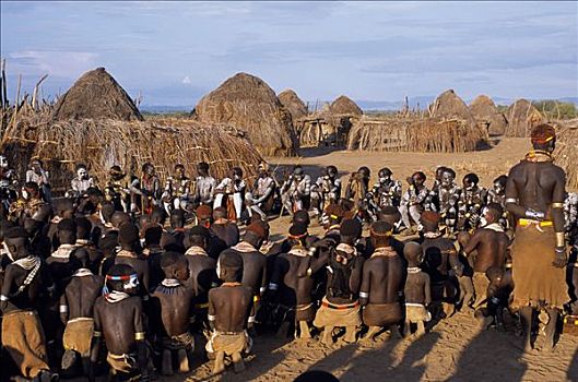 村民,跳舞,乡村,小,生活方式,奥莫河,西南部,埃塞俄比亚,著名,精致,身体艺术,白色,粉笔,挤压,石头