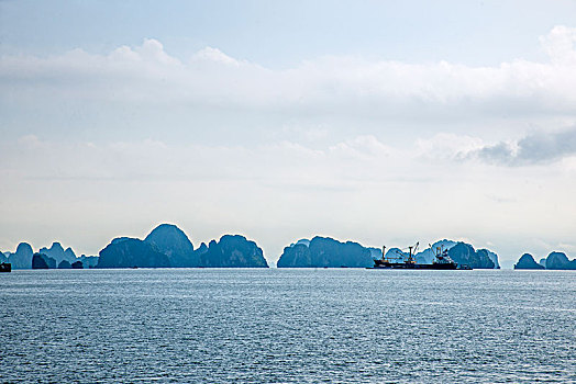 越南广宁鸿基市下龙湾货船港湾