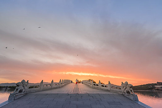 夕阳下的中国北京颐和园的湖泊园林建筑