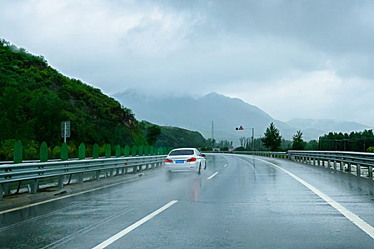 山间公路穿行于云雾之中