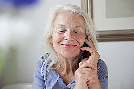 愉悦,老年,女人,回答,手机,在家