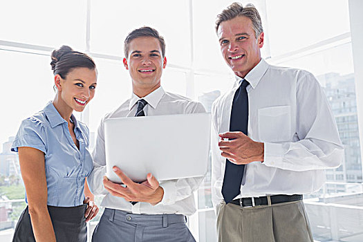三个,微笑,商务人士,拿着,笔记本电脑,现代办公室