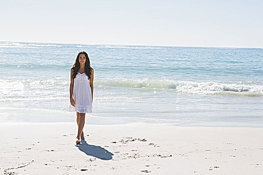 美女,黑发,白人,太阳裙,走,海洋,海滩