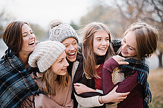 五个,年轻人,女孩,朋友,温馨,围巾,羊毛帽,户外