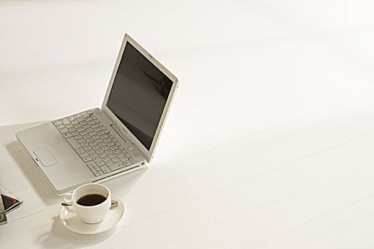 笔记本电脑,咖啡杯