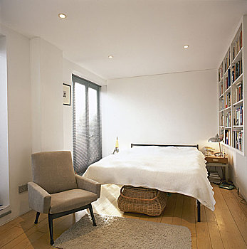 现代,卧室,木地板,双人床,软垫,扶手椅,书架,晴朗,窗户