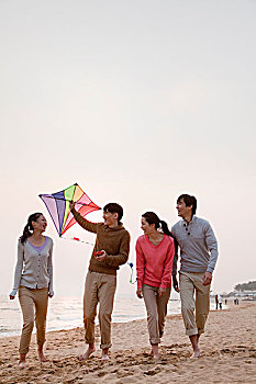 年轻,朋友,放风筝,海滩