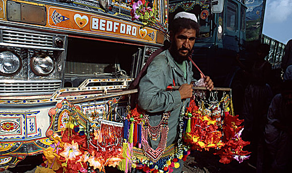 一个,男人,山楂,小饰物,出租车,卡拉奇,巴基斯坦,2005年,巴基斯坦人,卡车司机,五月,消费,两个,薪水,买,翻新,工作,画家,金属