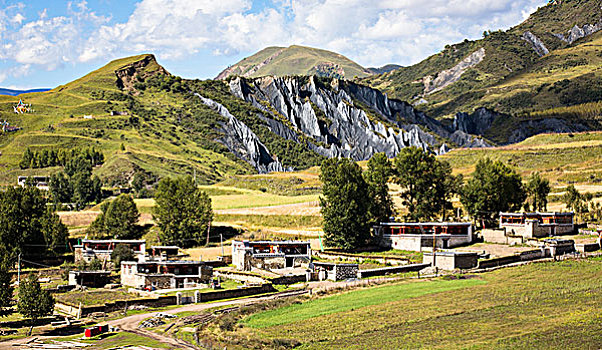 塔公橡皮山藏族村寨