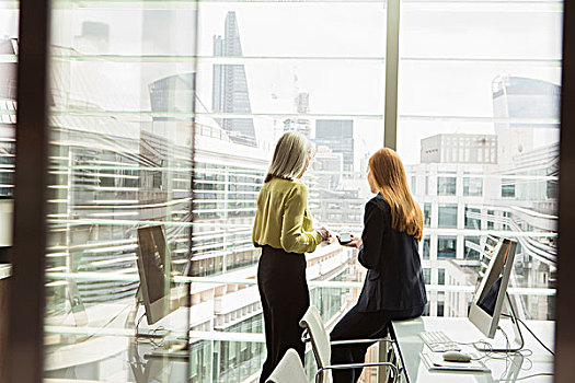职业女性,交谈,窗户,办公室,伦敦,英国