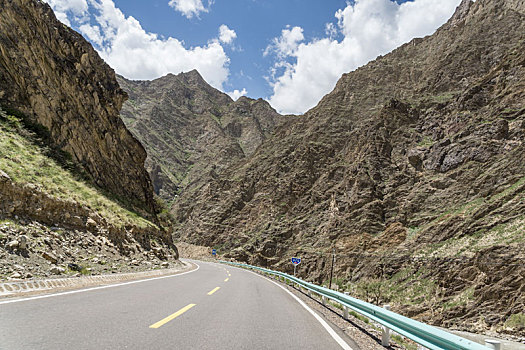夏季新疆戈壁公路弯道汽车背景