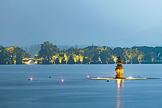 杭州西湖三潭印月夜景