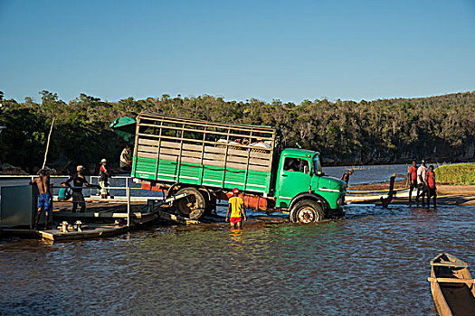 车辆渡船,卡车,马达加斯加,非洲