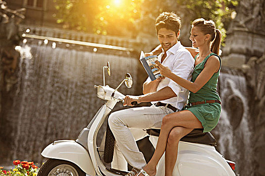 年轻,情侣,坐,摩托车,看,旅游指南,都灵,意大利