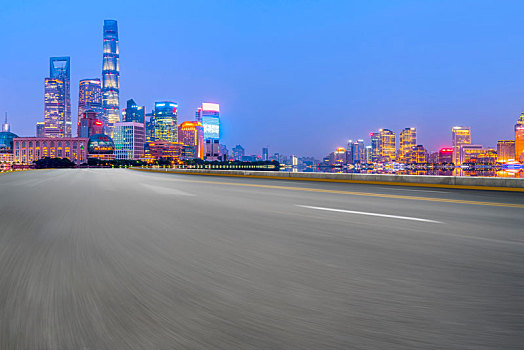柏油马路公路和上海城市夜景