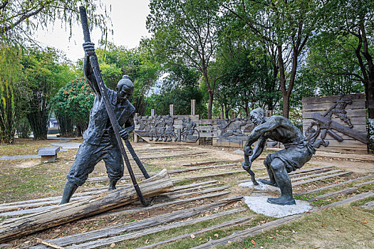 古代人物劳动场景雕塑,南京宝船厂遗址公园