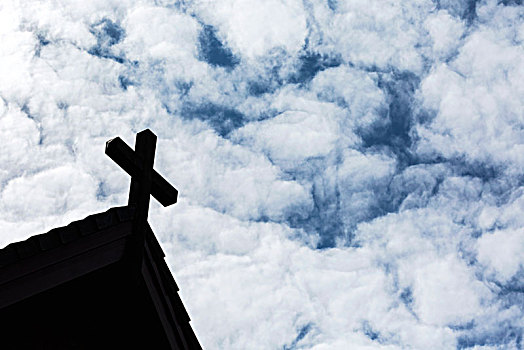 剪影,十字架,教堂,屋顶,顶峰,绒毛状,云,蓝天,卡尔加里,艾伯塔省,加拿大