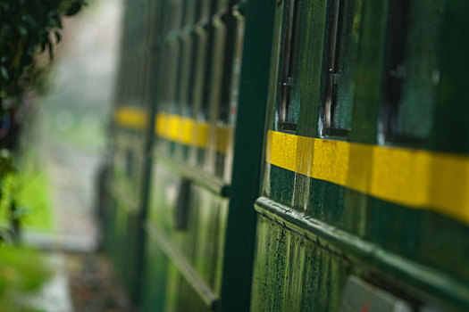 雨季中的绿皮火车