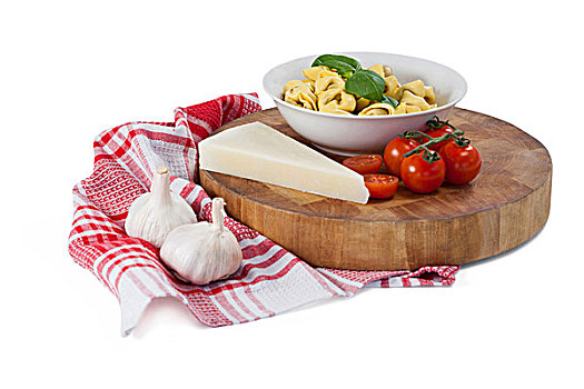 意大利面,奶酪,西红柿,蒜,餐巾,布,白色背景