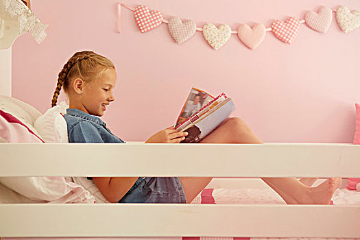 侧面视角,女孩,坐,床,读,杂志