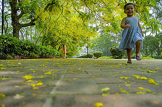 小女孩,金色,淋浴,树,房屋,达卡,孟加拉,五月,2007年