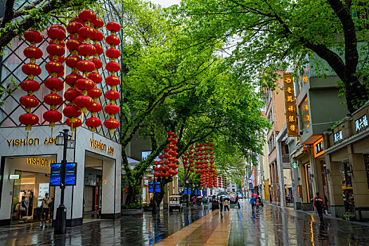 广州2023年春天三月春雨中的北京路步行街美景