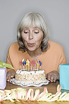 生日,老人,礼物,馅饼,蜡烛,室外,特写,序列,人,女人,灰发,坐,小包装,生日礼物,生日蛋糕,蛋糕,生日蜡烛,室内