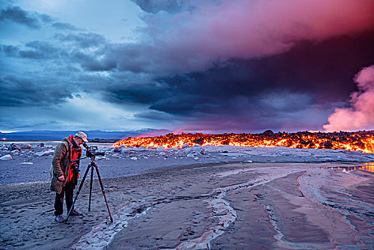 摄影师,拍摄,火山,喷发,裂缝,靠近,冰岛,八月,北方,岩浆,巴德