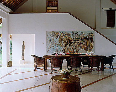 木桌子,藤椅,正面,艺术品,宽敞,房间